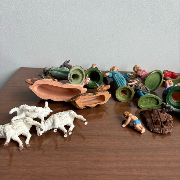 22 Piece Fontanini & Italy Nativity Figure Lot - Picture 9 of 10